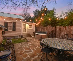 Photo 2 - Calmbach Cottage 2 Bedroom Home by RedAwning