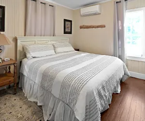 Photo 5 - Calmbach Cottage 2 Bedroom Home by RedAwning