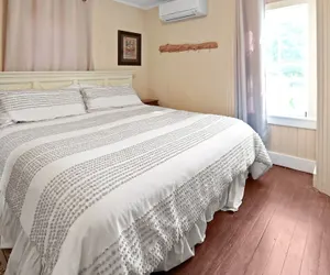 Photo 4 - Calmbach Cottage 2 Bedroom Home by RedAwning