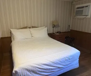Photo 5 - Hampton Motel