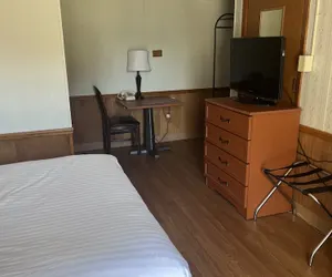 Photo 4 - Hampton Motel