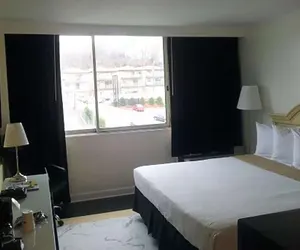 Photo 2 - Ramada by Wyndham North Bergen