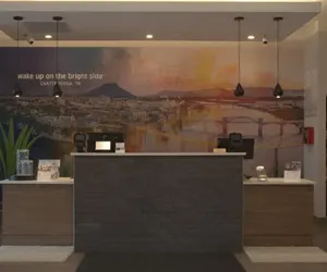 Photo 3 - La Quinta Inn & Suites by Wyndham Chattanooga Downtown/South