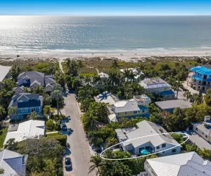 Photo 2 - Beachcomber 2 Bedroom Condo by RedAwning