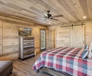 Photo 5 - Treehouse Lodge 5 Bedroom Cabin by RedAwning