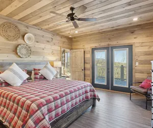 Photo 4 - Treehouse Lodge 5 Bedroom Cabin by RedAwning