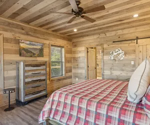 Photo 3 - Treehouse Lodge 5 Bedroom Cabin by RedAwning
