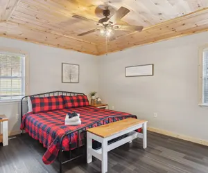 Photo 4 - Majestic Valley View 3 Bedroom Cabin by RedAwning