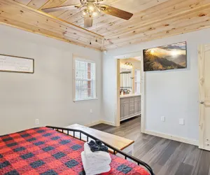 Photo 5 - Majestic Valley View 3 Bedroom Cabin by RedAwning