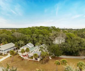 Photo 2 - Spacious 4 Bed, 3 Bath Home in Prime Location w/ Breathtaking Marsh Views