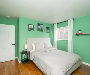Photo 5 - Top Notch City Escape w King Bed