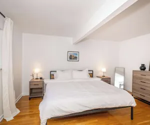 Photo 3 - Top Notch City Escape w King Bed