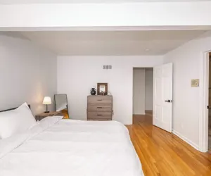 Photo 4 - Top Notch City Escape w King Bed