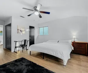 Photo 3 - Quiet 3 Bedroom Home Walkable to Zilker Park