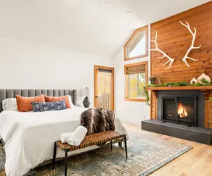 Photo 3 - The Fancy Fox Stunning 4 BR Retreat, Min to Lake