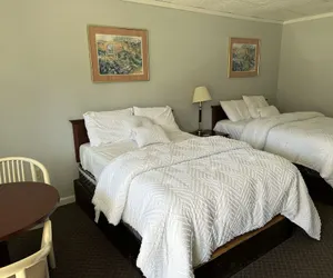 Photo 4 - Economy Inn