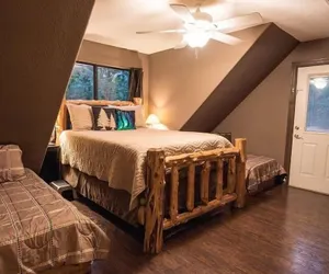 Photo 4 - Bear Creek Lodge 3 Bedroom Cabin by RedAwning
