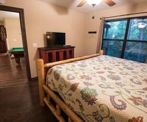 Photo 5 - Bear Creek Lodge 3 Bedroom Cabin by RedAwning