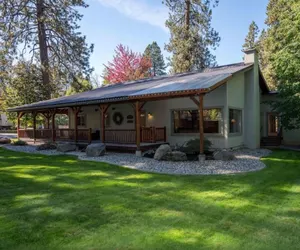 Photo 2 - Riverside Cabin 5 Bedroom Home by RedAwning
