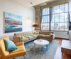 Photo 5 - Sosuite 2BR Penthouse w W D Gym On-site Bar