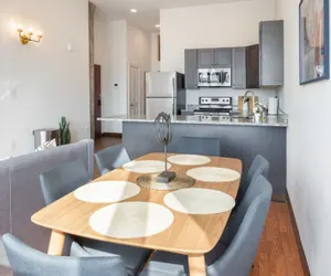 Photo 4 - Sosuite 2BR Penthouse w W D Gym On-site Bar