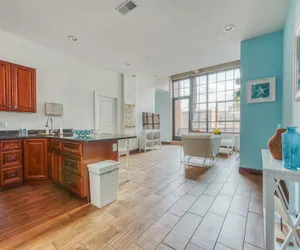 Photo 4 - Sosuite 2BR Apt w Balcony W D Gym On-site Bar