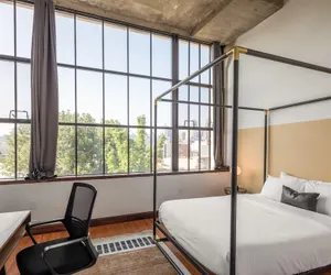 Photo 2 - Sosuite 2BR Apt w Balcony, W/d, Gym, On-site Bar