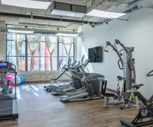 Photo 2 - Sosuite 3BR Apt w Balcony, W/d, Gym, On-site Bar