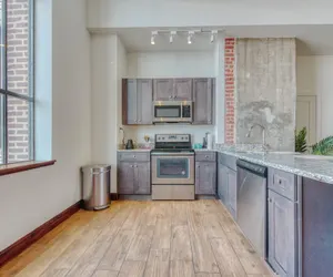 Photo 4 - Sosuite 2BR Penthouse w W D Gym On-site Bar