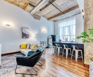 Photo 2 - Sosuite 2BR Apt w W/d, Gym, On-site Restaurant