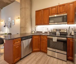 Photo 4 - Sosuite 2BR Apt w W/d, Gym, On-site Restaurant