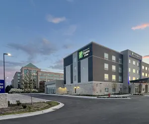 Photo 2 - Holiday Inn Express & Suites Chicago Schaumburg by IHG