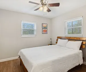 Photo 3 - Bluff Mountain Bungalow 4 Bedroom Home by RedAwning