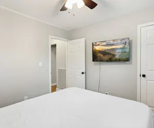 Photo 5 - Bluff Mountain Bungalow 4 Bedroom Home by RedAwning