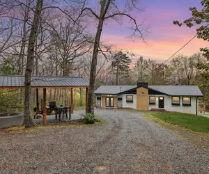 Photo 2 - Bluff Mountain Bungalow 4 Bedroom Home by RedAwning