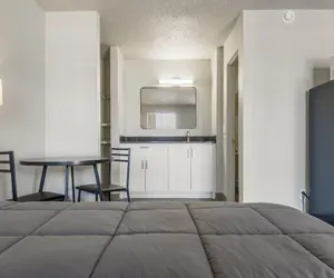 Photo 5 - LTA Suites Brookside