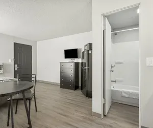 Photo 3 - LTA Suites Brookside