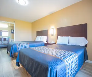 Photo 5 - Crossroads Hotel & Suites