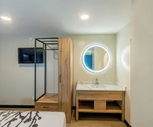 Photo 3 - Exclusivo Inn by OYO Grand Prairie, TX