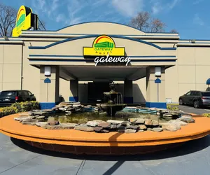 Photo 2 - Gateway Hotel