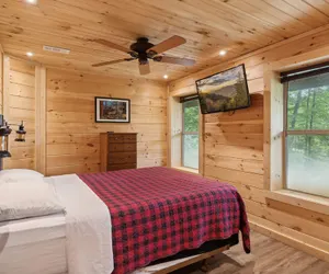 Photo 4 - Blue Hawk Hideaway 3 Bedroom Cabin by RedAwning