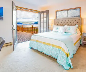 Photo 2 - Cornet Bay Cottage in Oak Harbor