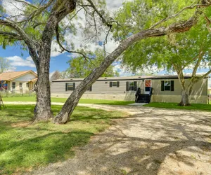 Photo 5 - Ranch House w/ Grill: 5 Mi to Braunig Lake Park!