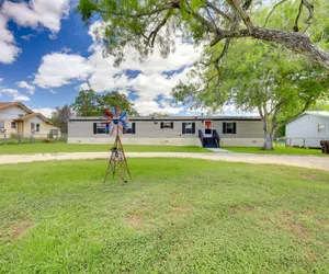 Photo 4 - Ranch House w/ Grill: 5 Mi to Braunig Lake Park!
