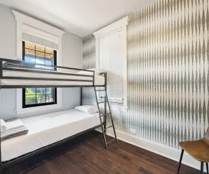 Photo 4 - Wrigleyville Suites