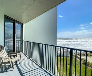Photo 2 - Ocean View With a Beachfront Pool at Ocean Trillium Condo 402