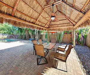 Photo 3 - Hidden Gem Vacation Villa w Private Pool Tikihut