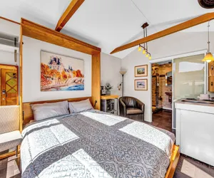 Photo 4 - Snuggle Inn A Romantic Couples Retreat!