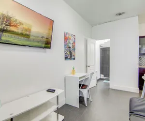Photo 5 - Cozy South Beach 1BR Apt Near Beach and Ocean Drive