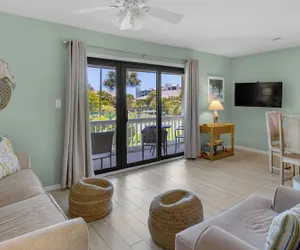 Photo 2 - Minutes to Beach + 2 Pools - Bright & Cheery 1st Floor @ Beachwood Villas